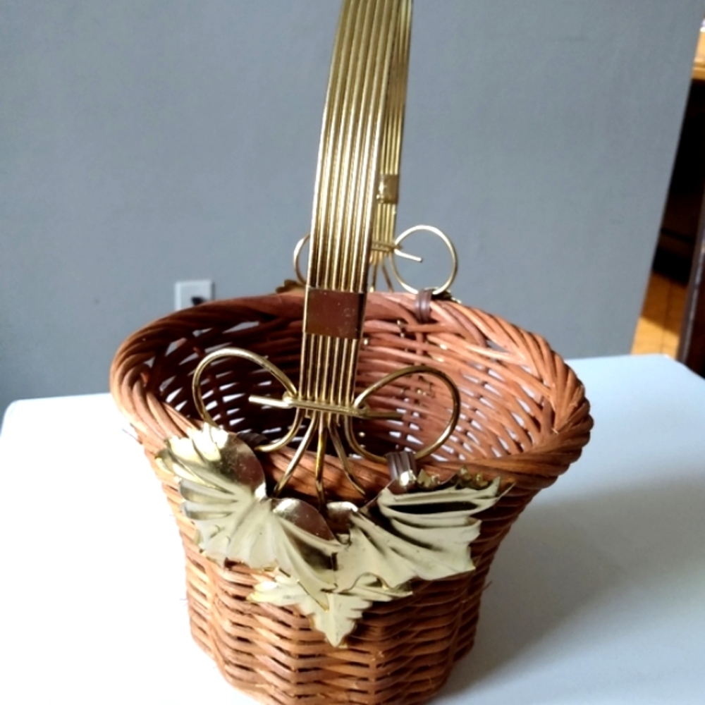 Wicker 70s Vintage basket goldtone metal handle